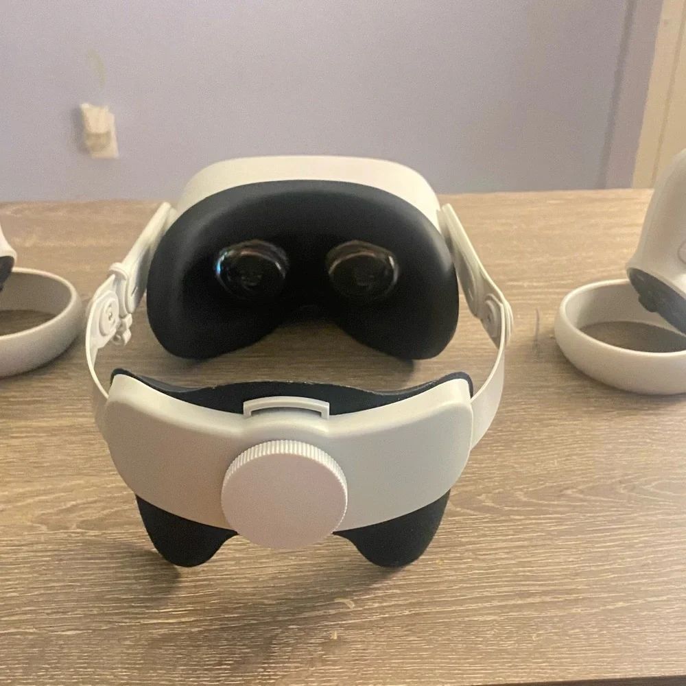 Oculus White Standalone VR Headset with Ergonomic Design